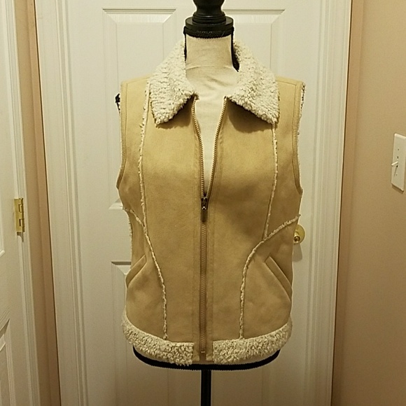 Maurices Suede-like fuzzy vest size M - Picture 1 of 4